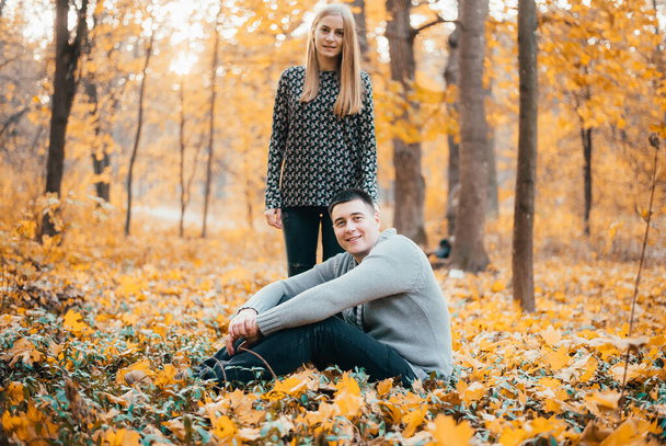 krásný šťastný mladý pár tráví čas spolu v podzimním parku - Fotografie, Obrázek