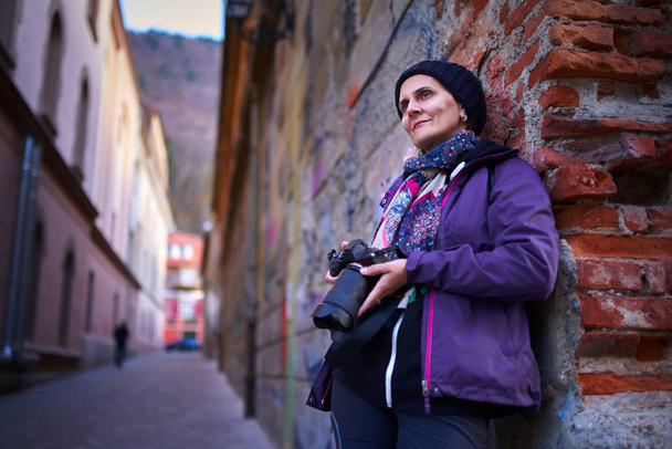 Woman street photographer looking for subjects - 写真・画像