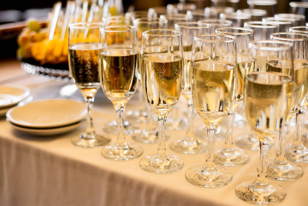 close-up άποψη των ποτηριών σαμπάνιας στο εορταστικό τραπέζι, έννοια γιορτή - Φωτογραφία, εικόνα