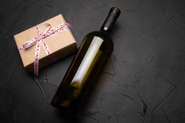 close-up view of wine bottle and gift box on black background - Foto, immagini