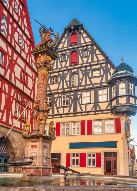 Жорж весняний стовп і напівдерев'яні будинки на Marktplatz Rot - Фото, зображення