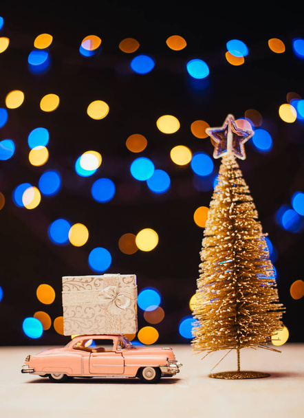 świąteczne tło Boże Narodzenie z modelem samochodu, obecny i dekoracyjne choinki  - Zdjęcie, obraz