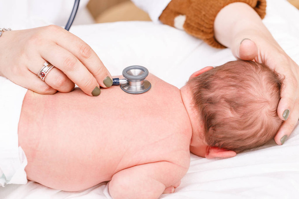 Novorozenecké lékařské vyšetření - lékař kontroluje srdeční tep a plíce s - Fotografie, Obrázek