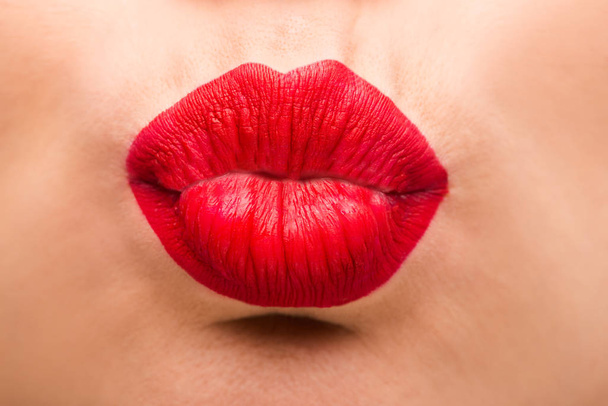 oříznutý pohled mladé ženy odesílající foukající polibek  - Fotografie, Obrázek