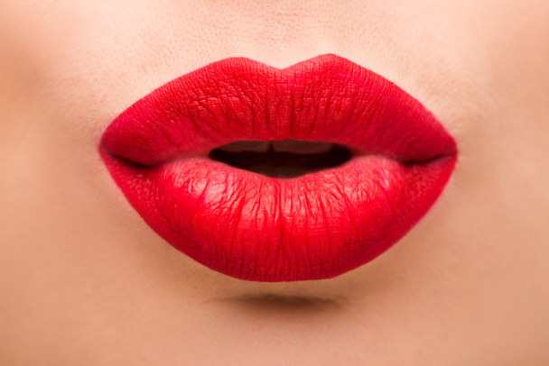 Gros plan de la femme avec rouge à lèvres rouge
  - Photo, image
