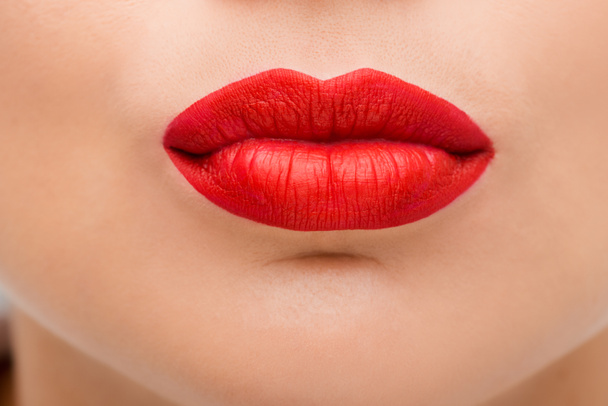 close-up van jonge vrouw met rode lippenstift  - Foto, afbeelding