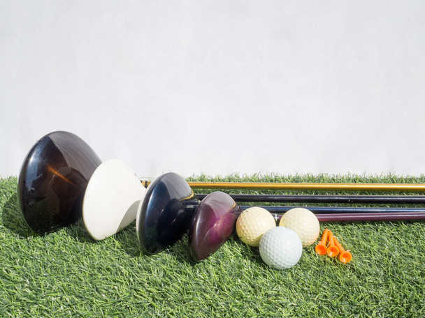 Esenciales de golf con césped artificial sobre fondo blanco
 - Foto, Imagen
