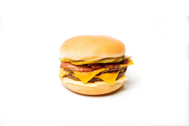 vue rapprochée de délicieux hamburger frais sur fond blanc
 - Photo, image