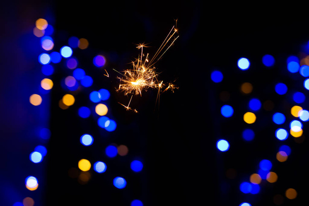 juhlava joulu tausta polttava sparkler bokeh valot
 - Valokuva, kuva