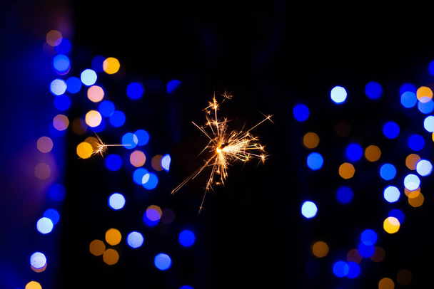 ünnepi karácsonyi háttér égő csillagszóró bokeh fények - Fotó, kép