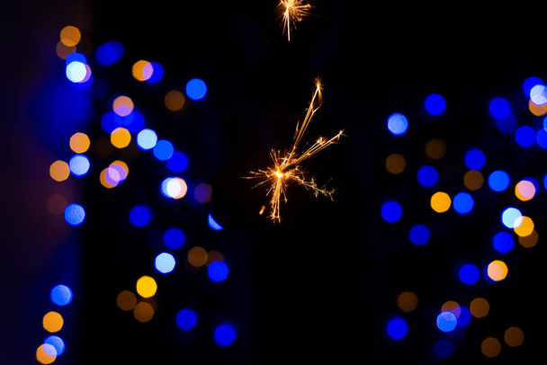 feestelijke kerst achtergrond met brandende ster op bokeh lichten - Foto, afbeelding