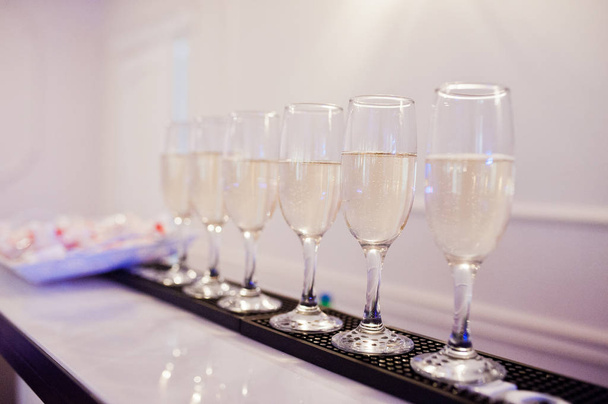 Επιδόρπιο τραπέζι από ποτήρια σαμπάνιας στη γαμήλια δεξίωση. - Φωτογραφία, εικόνα