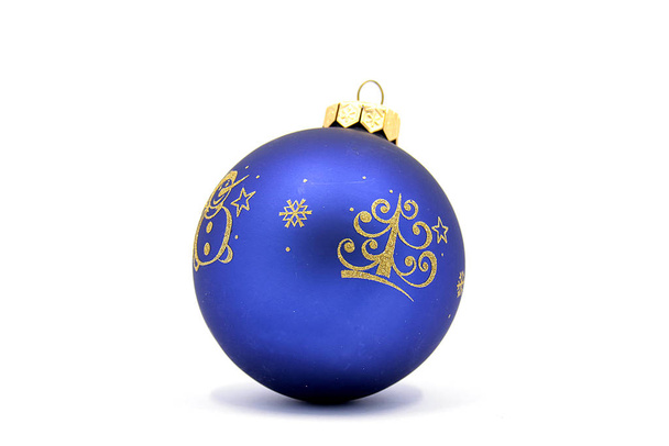 クリスマスと新年の装飾の写真、白い背景に隔離されたクリスマスツリー、休日のクリスマスボールの装飾の構成 - 写真・画像