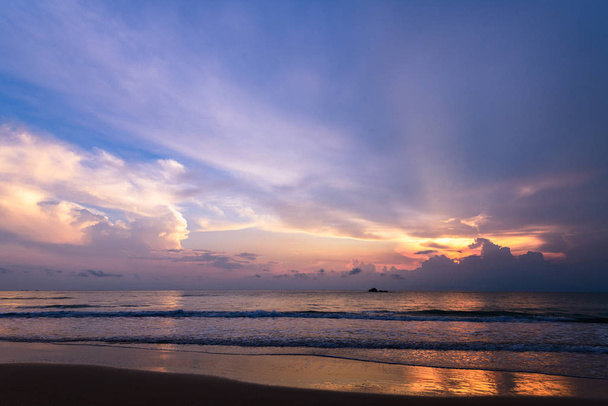 Hermosa nublado al amanecer en la playa de Khanom
,  - Foto, imagen