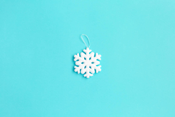 copo de nieve blanco sobre fondo azul. Composición de Navidad
. - Foto, Imagen