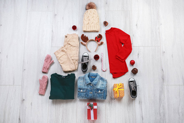 Árbol de Navidad hecho de ropa de invierno y accesorios sobre fondo de madera
 - Foto, imagen