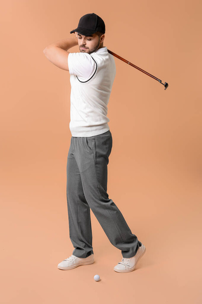 Красивый игрок в гольф на цветном фоне
 - Фото, изображение