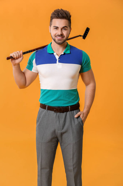 Handsome male golfer on color background - Foto, afbeelding