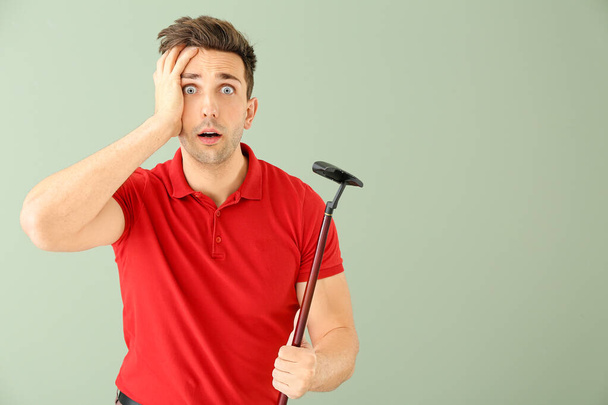 ショックを受けた男性ゴルファー上の色の背景 - 写真・画像