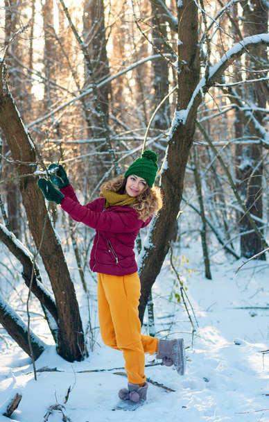 Ντυμένη γυναίκα ομορφιά θέτοντας θερμά σε μια ηλιόλουστη μέρα του χειμώνα - Φωτογραφία, εικόνα
