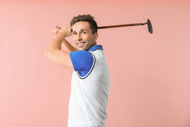 Handsome male golfer on color background - Foto, afbeelding