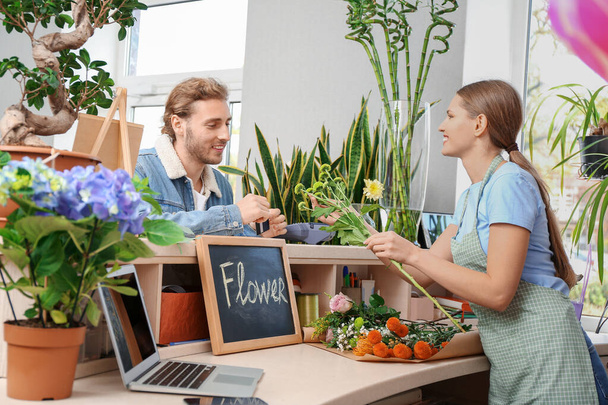 Customer paying for order in flower shop - Photo, image