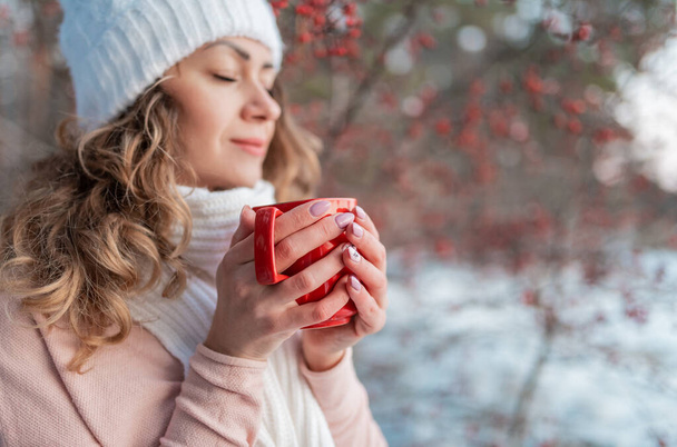 Schönheit Frau posiert warm gekleidet in einem sonnigen Wintertag - Foto, Bild