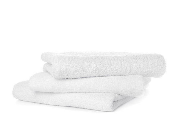 pile de serviettes propres isolées sur blanc - Photo, image
