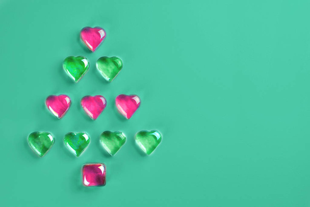 Joulukuusi valmistettu värikäs koriste lasi sydämet
 - Valokuva, kuva