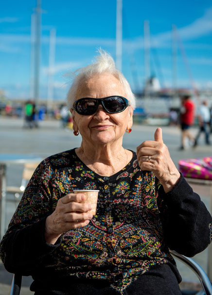 mujer mayor disfrutando de café o taza de té
 - Foto, imagen