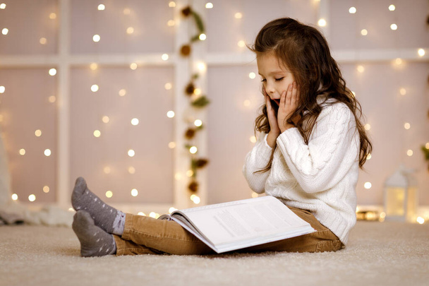child girl is reading book - Foto, Imagen