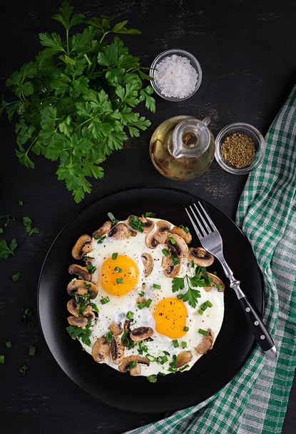 Жареные яйца, грибы и шпинат. Кето, Палео завтрак. Вид сверху, пространство для копирования
 - Фото, изображение