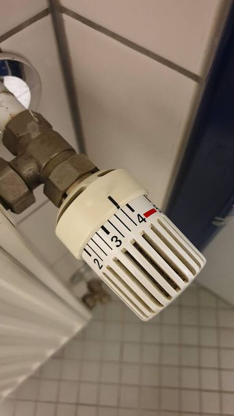 Imagen de cerca de un regulador de calor
 - Foto, imagen