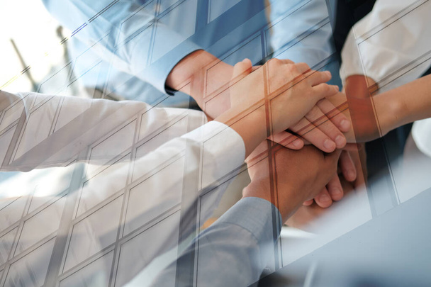 zakenman zakenvrouw verenigd hand, business team tou - Foto, afbeelding