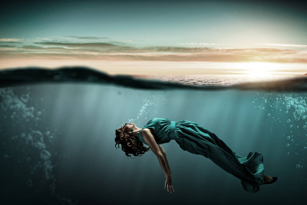 Γυναίκα χορεύτρια σε καταγάλανα νερά - Φωτογραφία, εικόνα