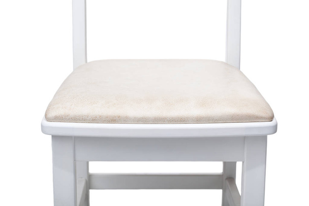 Miękkie siedzenie drewnianego krzesła ze ścieżką wycinania na białym tle. - Zdjęcie, obraz