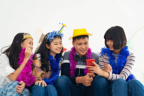 Grop Menina e menino adolescentes jogando em telefones celulares, estilo hipster
, - Foto, Imagem