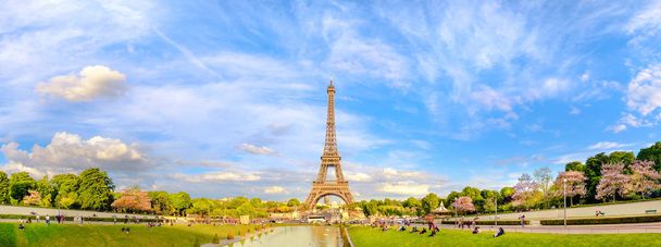 Paříž, Francie - 14. května 2017: Panoramatický snímek Eiffelovy věže za jasného slunečného odpoledne pořízený z Trocaderových fontán. Tento obrázek je tónovaný. - Fotografie, Obrázek