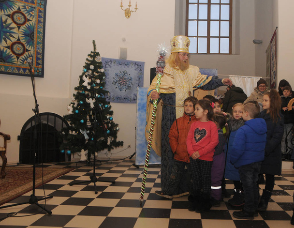 St. Nicholas with children during the grand opening of the residence of St. Nicholas in the Great Lavra Bell Tower on the territory of the National Kiev-Pechersky Historical and Cultural Reserve, in Kiev, November 30, 2019 - Foto, Bild