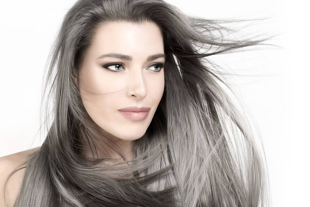 Giovane donna con lunghi capelli argentati alla moda. Cura e prodotti per capelli
 - Foto, immagini