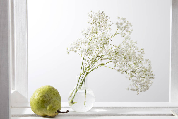 Wedding bouquet on a shelf with a pear - Фото, изображение