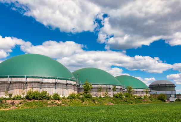 Planta de biogás en la Alemania rural Concepto de industria de biocombustibles - Foto, Imagen