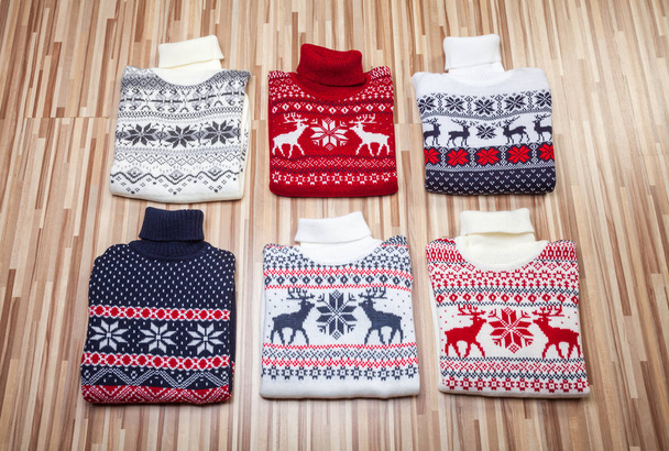 Collection de pulls tricotés à col roulé de Noël pliés sur deux - Photo, image