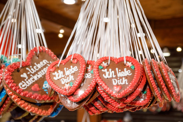 Traditionelle Lebkuchenherzen am Stand des Weihnachtsmarktes in Berl - Foto, Bild