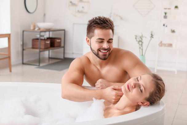 Hermosa mujer joven pasar tiempo con su marido mientras toma el baño
 - Foto, Imagen