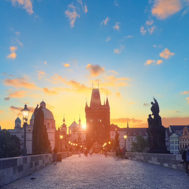 Kaarlen silta aamunkoitteessa: vanhan sillan tornin siluetit, vanhan Prahan kirkot ja tornit auringonnousun aikaan
 - Valokuva, kuva
