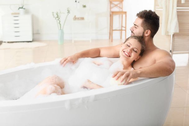 Mutlu genç çift birlikte banyo yapıyor. - Fotoğraf, Görsel
