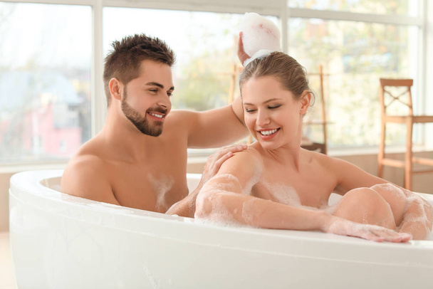 Onnellinen nuori pari kylvyssä yhdessä
 - Valokuva, kuva