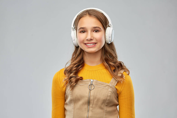 teenage girl in headphones listening to music - Foto, immagini