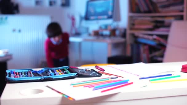 Der Junge läuft zum Tisch, nimmt im Klassenzimmer einen Stift in die Hand - Filmmaterial, Video